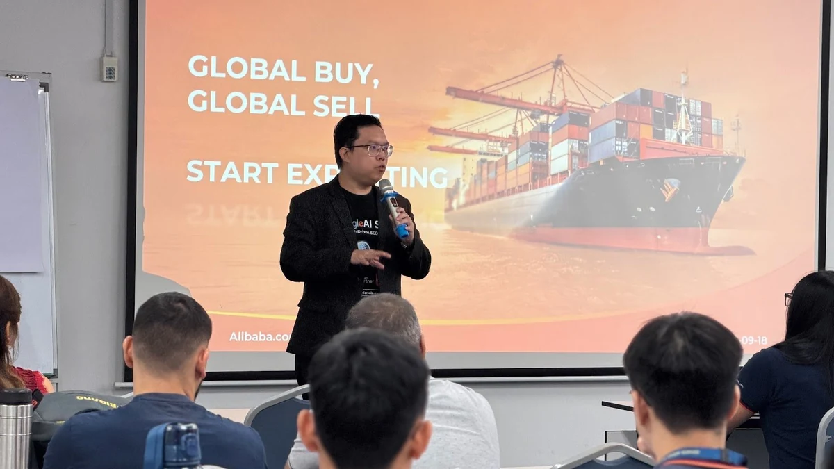 Dr Henry Tye presenting on global buying, global selling and starting exports at an Alibaba.com session