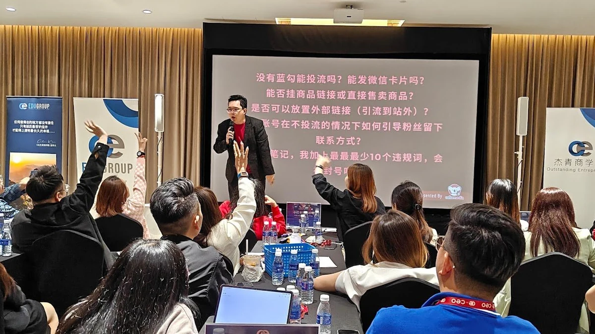 Dr Henry Tye speaking to an entrepreneurs academy cohort in Mandarin, with audience members asking questions