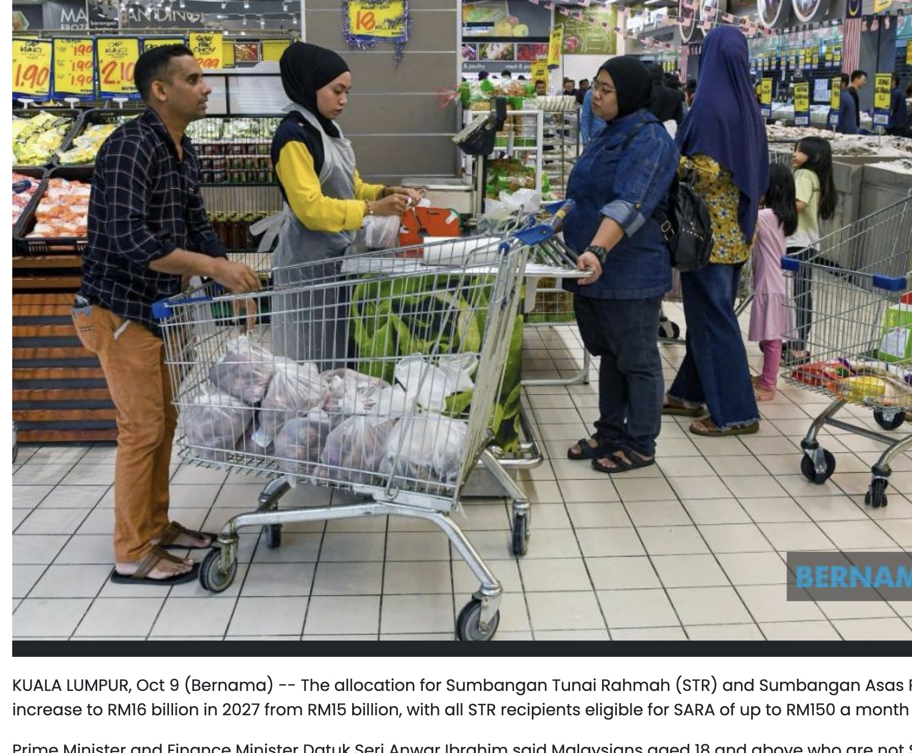 Shoppers with a trolley at a Malaysian supermarket, the spending scenario the SARA credit is designed for. Source: Bernama.