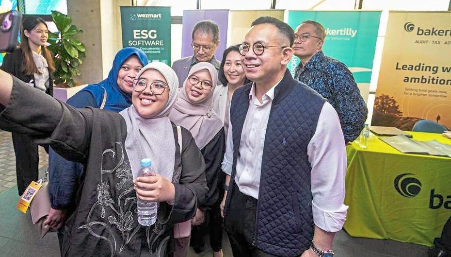 Steven Sim taking a group photograph with visitors at the sidelines of the SAMENTA SME CEO Forum 2026 in Kuala Lumpur