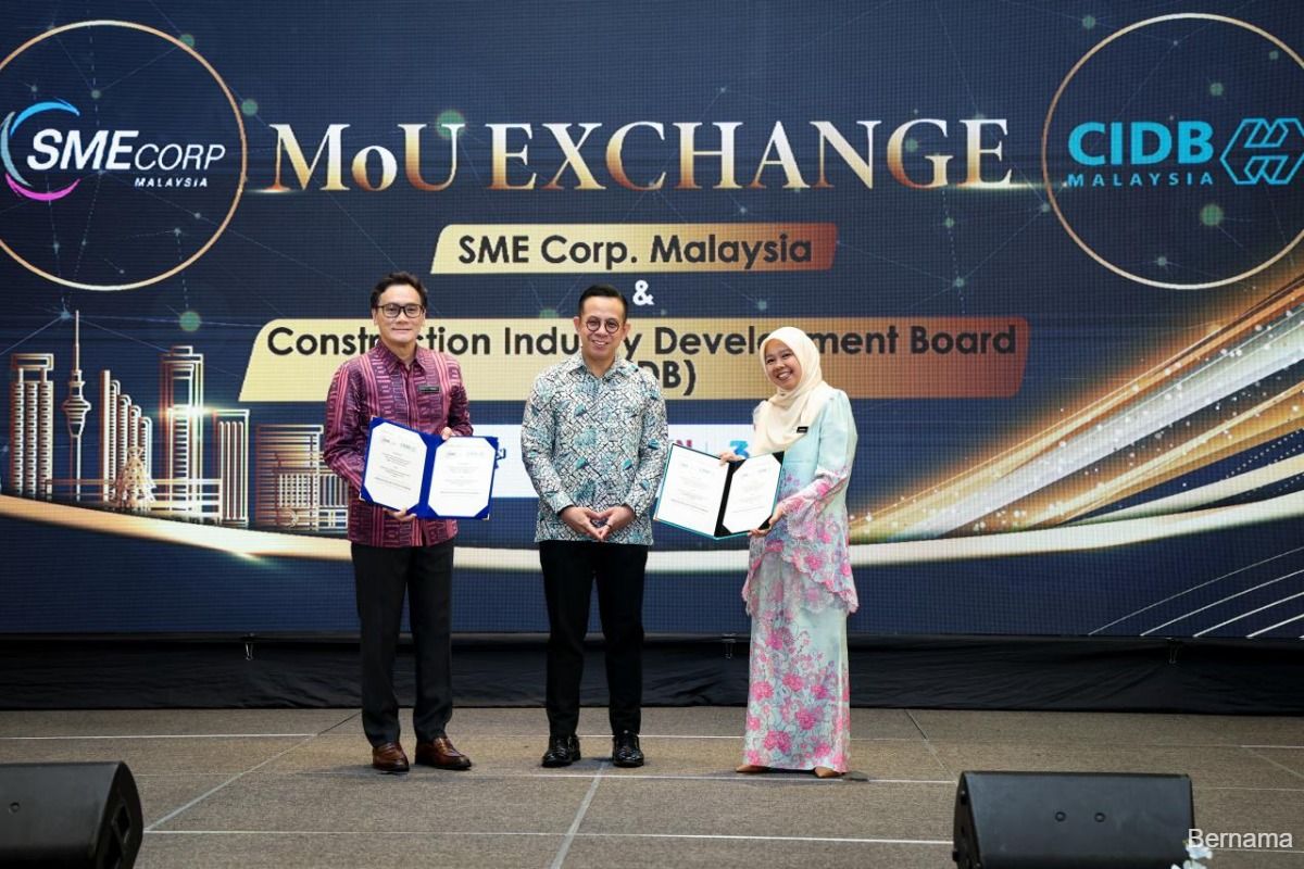 Steven Sim Chee Keong, Entrepreneur Development and Cooperatives Minister, centre, with SME Corp Malaysia chief executive officer Rizal Nainy and CIDB senior general manager Naidatul Mazidah Latif at the Enterprise 50 Export Conference 2026 in Kuala Lumpur